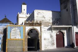 Image du Maroc Professionnelle de  Safi détient le record de par le nombre de portes que comporte sa médina.  Des porte qui n’ont même pas de nom comme celle-ci Bab Jamaa Saleh, une porte simple qui permet l’accès à cette ruelle de la médina en même temps à la mosquée, Lundi 26 Février 2007. (Photo / Abdeljalil Bounhar) 